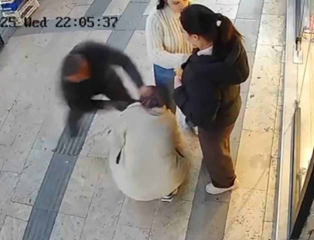 Sokak ortasında dehşeti yaşadılar! Boşanma aşamasındaki eşini defalarca bıçakladı! Esnaf meyve kasalarıyla kurtardı 7